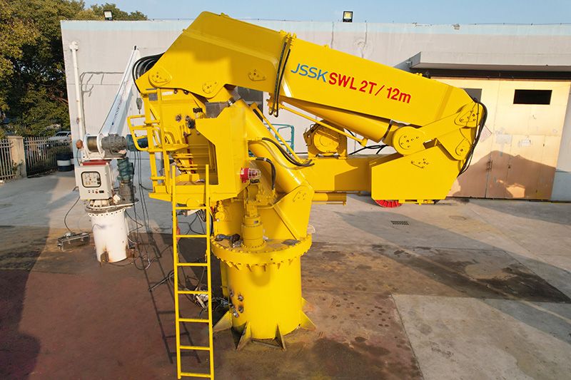 2T/12M伸縮折臂起重機